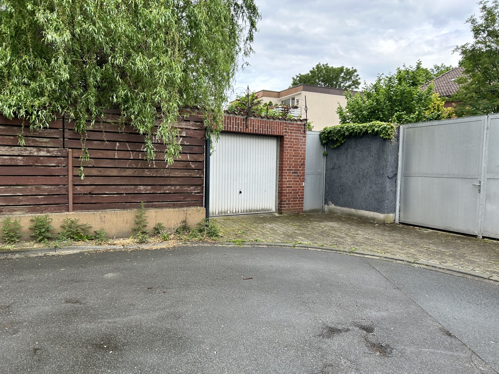 Garage und hintere Zufahrt