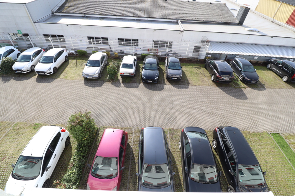 Außenansicht, Gelände, Parkplätze