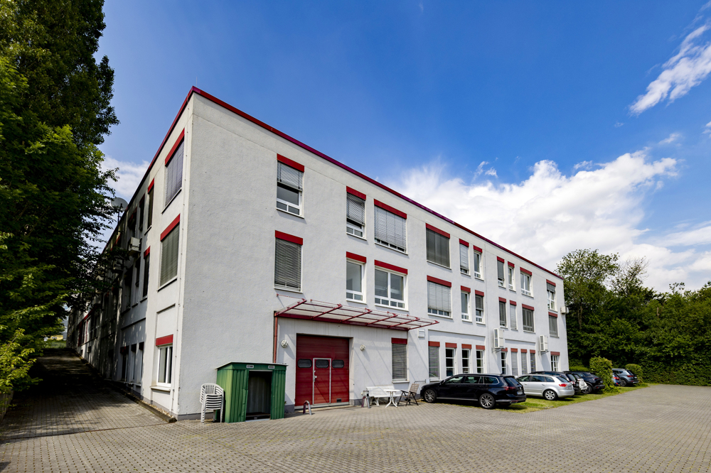 Parkfläche hinterm Gebäude