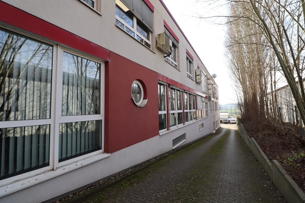 Außenansicht, Zufahrt zu den hinteren Parkplätzen